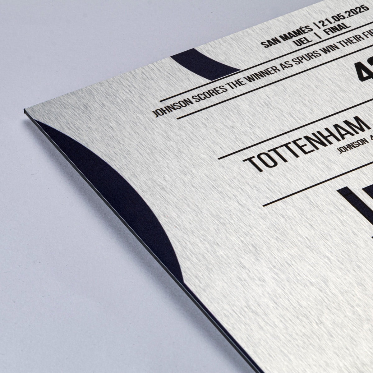 Nahaufnahme der Ecke: dünne Kante und feine Maserung des Aluminiums
